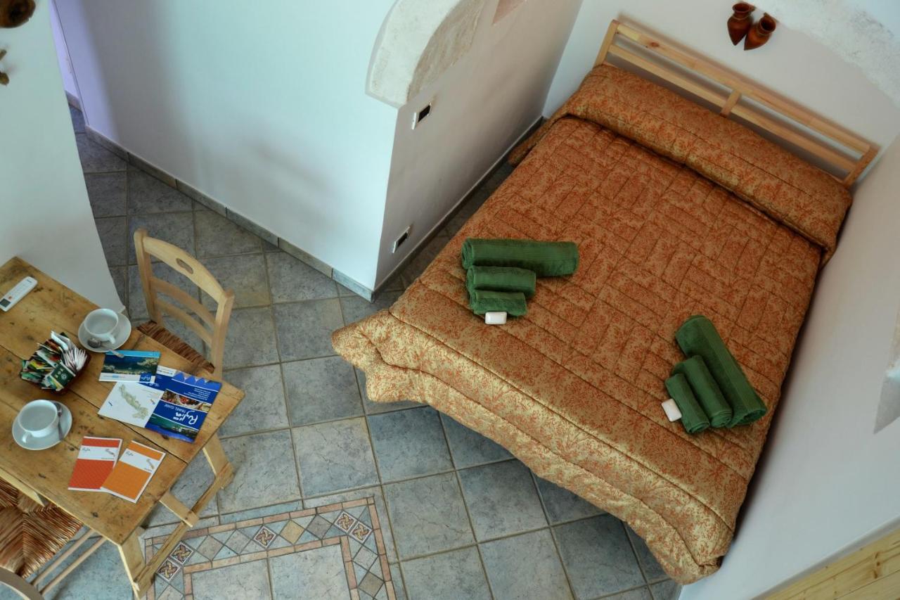 Bed and Breakfast Trullo Al Monte Челье-Мессапика Экстерьер фото